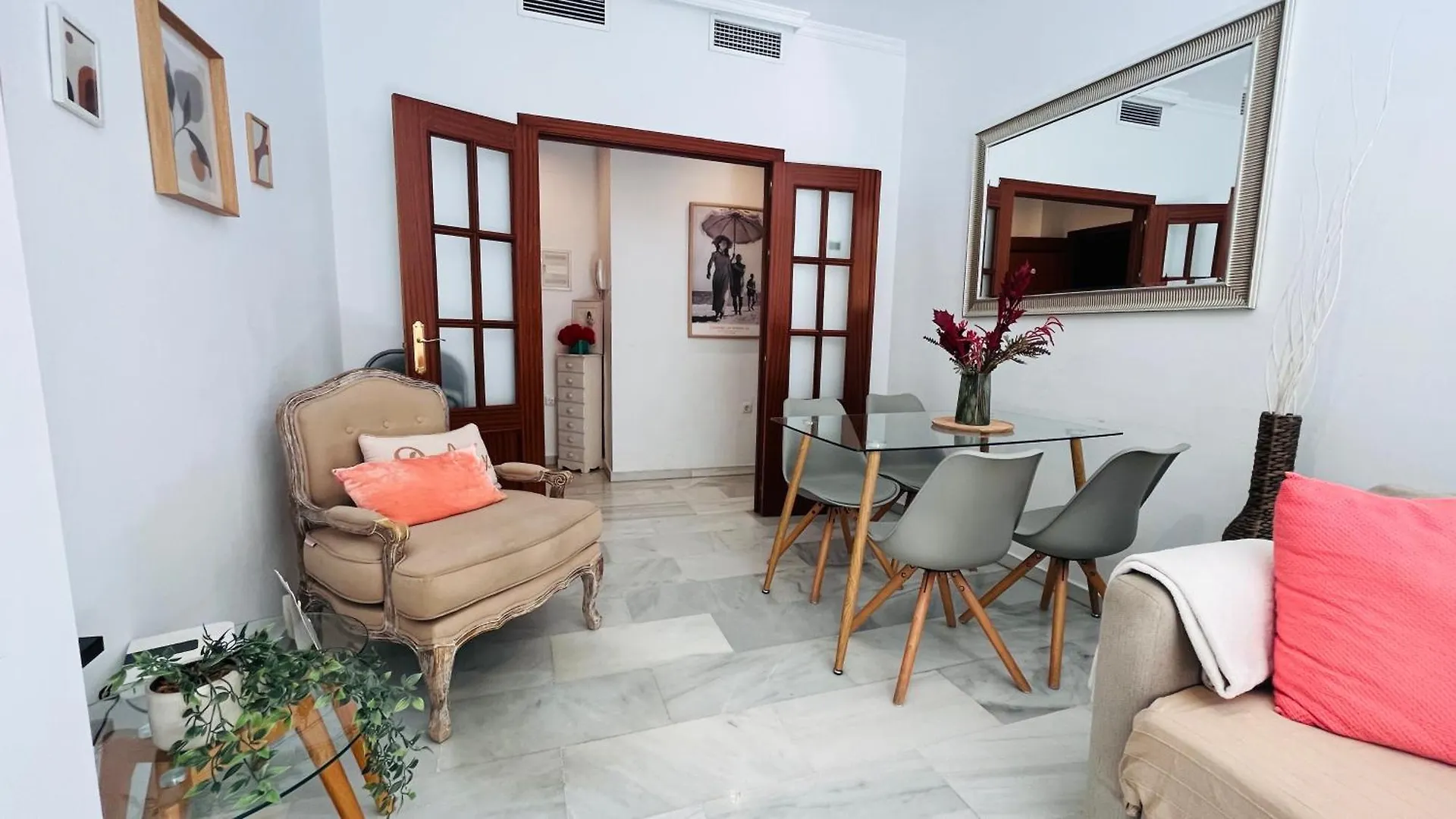 Homely Malaga Atarazanas Apartment